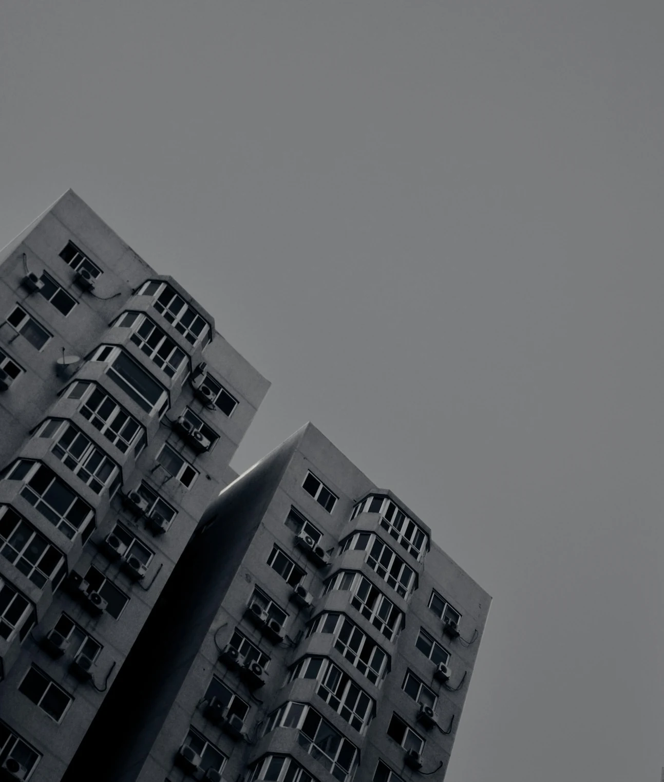 Edificio residencial contemporáneo al atardecer